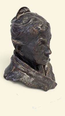 statue en bronze représentant une femme coiffée d'un chapeau
