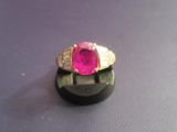 une image représentant une bague sertie d'une pierre rose