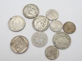 une pile de pièces d'argent posée sur une surface blanche