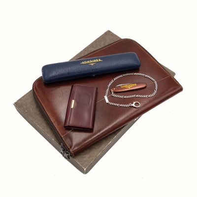 un portefeuille, un stylo et un couteau posés sur une table