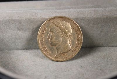 une image représentant une pièce d'or posée dans une boîte