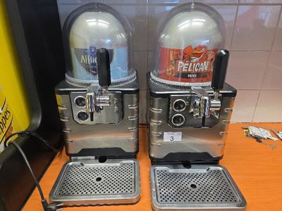 deux distributeurs de boissons gazeuses posés sur un plan de travail