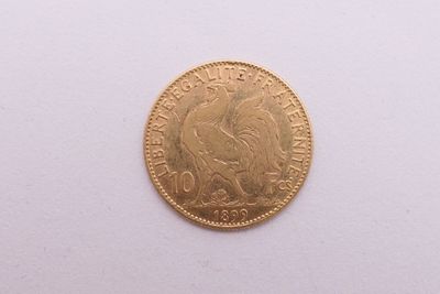 une image d'une pièce d'or sur une surface blanche
