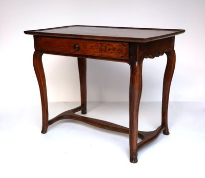 l'image d'une petite table avec un tiroir