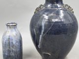 deux vases posés l'un à côté de l'autre sur une table