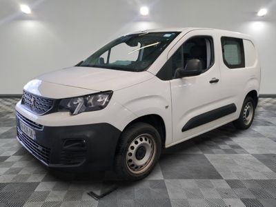 la camionnette blanche est garée sur le sol en damier d'une pièce