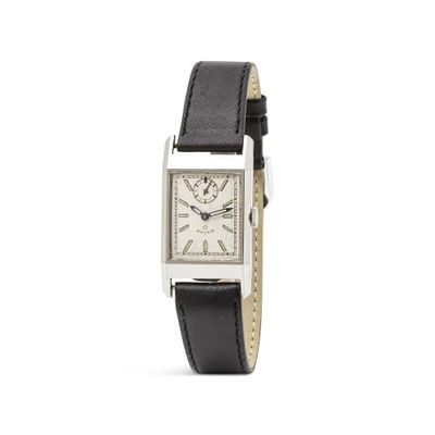 gros plan d'une montre sur fond blanc avec un bracelet noir