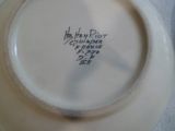 une assiette blanche avec une inscription dessus, posée sur une table