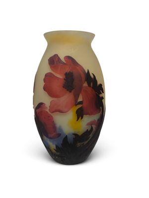 un vase avec un motif floral sur fond blanc