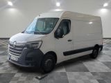 la photo d'une camionnette blanche garée dans un garage