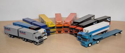 Plusieurs camions miniatures sont disposés en cercle sur une table en bois.