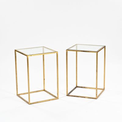 une paire de tables d'appoint en laiton avec des plateaux en verre