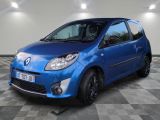 la petite voiture bleue est garée dans une grande pièce