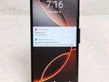 l'arrière d'un téléphone noir dont l'écran affiche un message