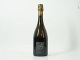 la bouteille de vin est posée sur une surface blanche