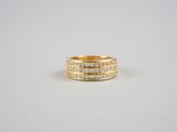 une bague en or jaune sertie de trois rangées de diamants