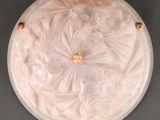 une photo d'une assiette blanche ornée d'un motif floral
