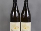 deux bouteilles de vin posées l'une à côté de l'autre sur une table