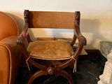 un fauteuil placé près d'une cheminée dans une pièce