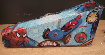 une boîte contenant une figurine de Spider-Man