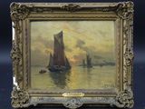 une peinture à l'huile représentant un voilier sur un plan d'eau, avec un coucher de soleil en arrière-plan