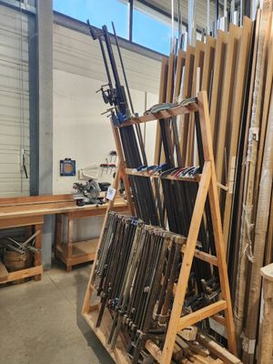de nombreux skis rangés sur un porte-skis dans la pièce