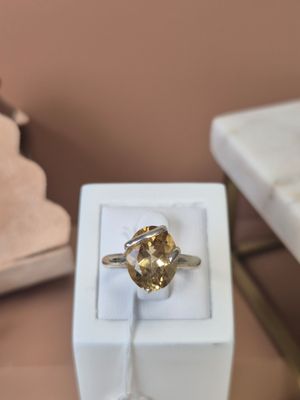 une bague qui se trouve dans une boîte sur une table