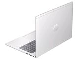 un ordinateur portable blanc posé ouvert sur une surface blanche