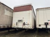 deux semi-remorques garées côte à côte sur un parking