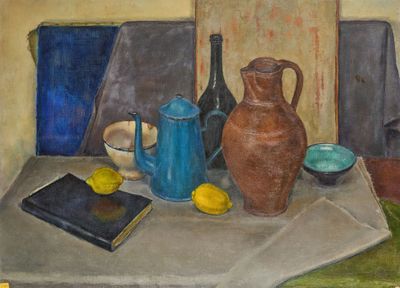 un tableau représentant une table sur laquelle se trouvent un vase, un livre, un citron et un livre