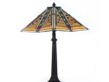 une lampe posée sur une table