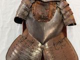 un casque en métal orné d'une croix en bois