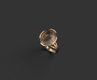 une bague en or sertie d'un quartz transparent au centre