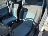 l'intérieur d'une petite camionnette avec des sièges bleus et un volant