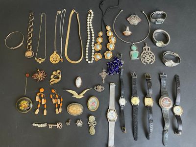 de nombreux types de bijoux exposés sur la table