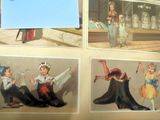 quatre images d'enfants jouant avec des jouets dans un livre