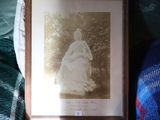 la photo d'une femme tenant un bébé dans un cadre
