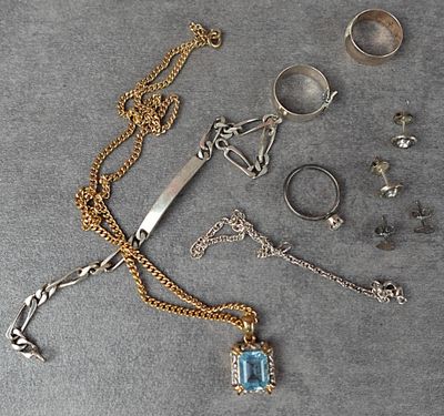 beaucoup de bijoux posés sur la table
