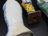 trois figurines posées sur une surface noire