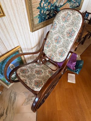 une chaise qui se trouve dans le coin d'une pièce
