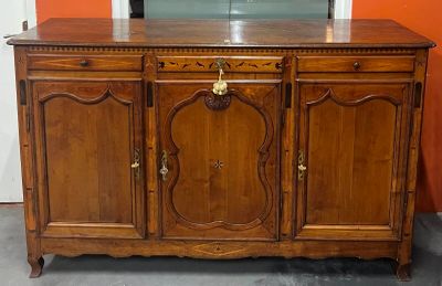 une armoire en bois surmontée d'un miroir