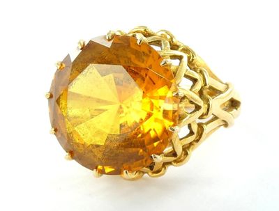 une image représentant une bague jaune ornée d'une grosse citrine à facettes