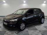 la voiture noire est garée sur le sol en damier d'un garage