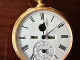 une montre de poche en or avec des chiffres romains sur le cadran