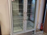 deux portes vitrées qui s'ouvrent jusqu'au sol