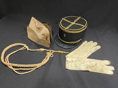 deux bonnets, des gants et un chapeau sur fond noir
