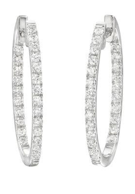 une paire de boucles d'oreilles en diamant sur fond blanc