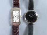 deux montres assises l'une à côté de l'autre sur une table