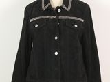 une veste noire sur un mannequin, sur fond blanc
