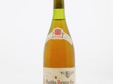 une bouteille de vin posée sur une table